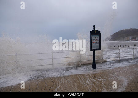 Aberystwyth Wales UK, Mittwoch, 04. Januar 2018 UK Wetter: Am Tag nach dem Sturm Eleanor fegte eine Spur der Schäden über Großbritannien, starke westliche Winde über 75 mph Peitsche wehenden Die hohe Spring Tide in die riesigen Wellen, die Batter der Küste von Aberystwyth auf der Cardigan Bay Küste von West Wales eine gelbe Warnmeldung für Wind von der Met Office erteilt worden sind, praktisch den gesamten von England und Wales bis 19.00 Uhr heute Abend, mit der Gefahr der Beschädigung und Unterbrechung der Stromversorgung und größte Reisen am westlichen Ufer des Landes Foto: Keith Morris/Alamy leben Nachrichten Stockfoto