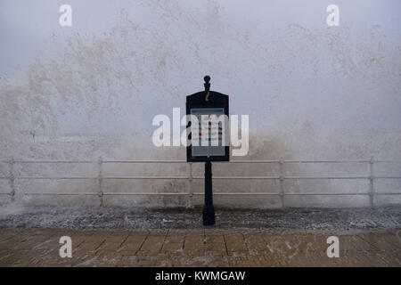 Aberystwyth Wales UK, Mittwoch, 04. Januar 2018 UK Wetter: Am Tag nach dem Sturm Eleanor fegte eine Spur der Schäden über Großbritannien, starke westliche Winde über 75 mph Peitsche wehenden Die hohe Spring Tide in die riesigen Wellen, die Batter der Küste von Aberystwyth auf der Cardigan Bay Küste von West Wales eine gelbe Warnmeldung für Wind von der Met Office erteilt worden sind, praktisch den gesamten von England und Wales bis 19.00 Uhr heute Abend, mit der Gefahr der Beschädigung und Unterbrechung der Stromversorgung und größte Reisen am westlichen Ufer des Landes Foto: Keith Morris/Alamy leben Nachrichten Stockfoto