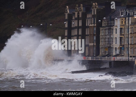 Aberystwyth Wales UK, Mittwoch, 04. Januar 2018 UK Wetter: Am Tag nach dem Sturm Eleanor fegte eine Spur der Schäden über Großbritannien, starke westliche Winde über 75 mph Peitsche wehenden Die hohe Spring Tide in die riesigen Wellen, die Batter der Küste von Aberystwyth auf der Cardigan Bay Küste von West Wales eine gelbe Warnmeldung für Wind von der Met Office erteilt worden sind, praktisch den gesamten von England und Wales bis 19.00 Uhr heute Abend, mit der Gefahr der Beschädigung und Unterbrechung der Stromversorgung und größte Reisen am westlichen Ufer des Landes Foto: Keith Morris/Alamy leben Nachrichten Stockfoto