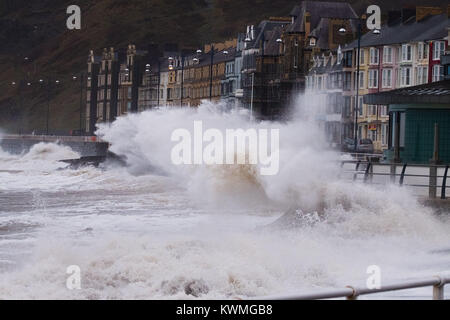 Aberystwyth Wales UK, Mittwoch, 04. Januar 2018 UK Wetter: Am Tag nach dem Sturm Eleanor fegte eine Spur der Schäden über Großbritannien, starke westliche Winde über 75 mph Peitsche wehenden Die hohe Spring Tide in die riesigen Wellen, die Batter der Küste von Aberystwyth auf der Cardigan Bay Küste von West Wales eine gelbe Warnmeldung für Wind von der Met Office erteilt worden sind, praktisch den gesamten von England und Wales bis 19.00 Uhr heute Abend, mit der Gefahr der Beschädigung und Unterbrechung der Stromversorgung und größte Reisen am westlichen Ufer des Landes Foto: Keith Morris/Alamy leben Nachrichten Stockfoto