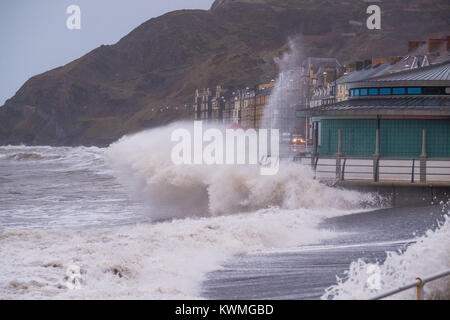 Aberystwyth Wales UK, Mittwoch, 04. Januar 2018 UK Wetter: Am Tag nach dem Sturm Eleanor fegte eine Spur der Schäden über Großbritannien, starke westliche Winde über 75 mph Peitsche wehenden Die hohe Spring Tide in die riesigen Wellen, die Batter der Küste von Aberystwyth auf der Cardigan Bay Küste von West Wales eine gelbe Warnmeldung für Wind von der Met Office erteilt worden sind, praktisch den gesamten von England und Wales bis 19.00 Uhr heute Abend, mit der Gefahr der Beschädigung und Unterbrechung der Stromversorgung und größte Reisen am westlichen Ufer des Landes Foto: Keith Morris/Alamy leben Nachrichten Stockfoto