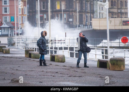 Aberystwyth Wales UK, Mittwoch, 04. Januar 2018 UK Wetter: Am Tag nach dem Sturm Eleanor fegte eine Spur der Schäden über Großbritannien, starke westliche Winde über 75 mph Peitsche wehenden Die hohe Spring Tide in die riesigen Wellen, die Batter der Küste von Aberystwyth auf der Cardigan Bay Küste von West Wales eine gelbe Warnmeldung für Wind von der Met Office erteilt worden sind, praktisch den gesamten von England und Wales bis 19.00 Uhr heute Abend, mit der Gefahr der Beschädigung und Unterbrechung der Stromversorgung und größte Reisen am westlichen Ufer des Landes Foto: Keith Morris/Alamy leben Nachrichten Stockfoto