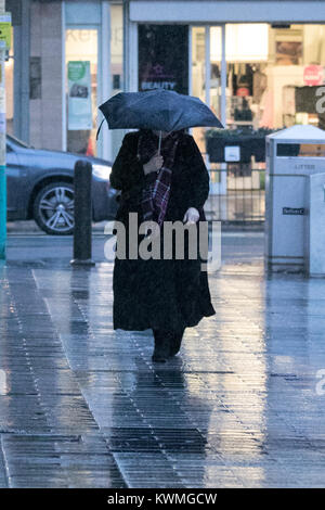 Southport, Merseyside. Am 4. Januar, 2018. UK Wetter: Starker Regen gießt auf Hardy Shopper riskieren in Southport Town Center auf der Suche nach Schnäppchen im traditionellen Januar Vertrieb. Am frühen Morgen Regen wird langsam von Cheshire, Merseyside und Manchester klar, aber hinter dem Regen, eine ganze Reihe von Spitzenkönnern sehr starke Nachmittag Winde werden folgen. Credit: cernan Elias/Alamy leben Nachrichten Stockfoto