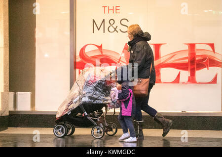 Southport, Merseyside. Am 4. Januar, 2018. UK Wetter: Starker Regen gießt auf Hardy Shopper riskieren in Southport Town Center auf der Suche nach Schnäppchen im traditionellen Januar Vertrieb. Am frühen Morgen Regen wird langsam von Cheshire, Merseyside und Manchester klar, aber hinter dem Regen, eine ganze Reihe von Spitzenkönnern sehr starke Nachmittag Winde werden folgen. Credit: cernan Elias/Alamy leben Nachrichten Stockfoto