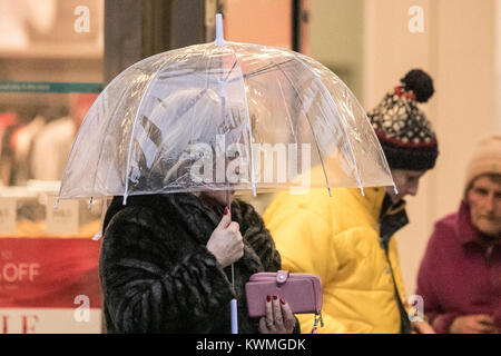 Southport, Merseyside. Am 4. Januar, 2018. UK Wetter: Starker Regen gießt auf Hardy Shopper riskieren in Southport Town Center auf der Suche nach Schnäppchen im traditionellen Januar Vertrieb. Am frühen Morgen Regen wird langsam von Cheshire, Merseyside und Manchester klar, aber hinter dem Regen, eine ganze Reihe von Spitzenkönnern sehr starke Nachmittag Winde werden folgen. Credit: cernan Elias/Alamy leben Nachrichten Stockfoto