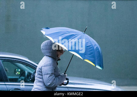 Southport, Merseyside. Am 4. Januar, 2018. UK Wetter: Starker Regen gießt auf Hardy Shopper riskieren in Southport Town Center auf der Suche nach Schnäppchen im traditionellen Januar Vertrieb. Am frühen Morgen Regen wird langsam von Cheshire, Merseyside und Manchester klar, aber hinter dem Regen, eine ganze Reihe von Spitzenkönnern sehr starke Nachmittag Winde werden folgen. Credit: cernan Elias/Alamy leben Nachrichten Stockfoto