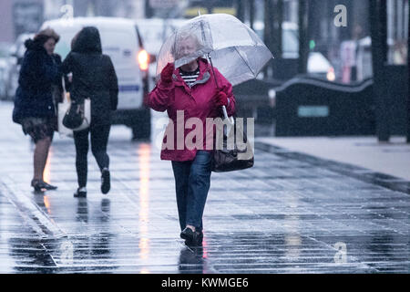 Southport, Merseyside. Am 4. Januar, 2018. UK Wetter: Starker Regen gießt auf Hardy Shopper riskieren in Southport Town Center auf der Suche nach Schnäppchen im traditionellen Januar Vertrieb. Am frühen Morgen Regen wird langsam von Cheshire, Merseyside und Manchester klar, aber hinter dem Regen, eine ganze Reihe von Spitzenkönnern sehr starke Nachmittag Winde werden folgen. Credit: cernan Elias/Alamy leben Nachrichten Stockfoto