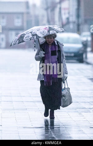 Southport, Merseyside. Am 4. Januar, 2018. UK Wetter: Starker Regen gießt auf Hardy Shopper riskieren in Southport Town Center auf der Suche nach Schnäppchen im traditionellen Januar Vertrieb. Am frühen Morgen Regen wird langsam von Cheshire, Merseyside und Manchester klar, aber hinter dem Regen, eine ganze Reihe von Spitzenkönnern sehr starke Nachmittag Winde werden folgen. Credit: cernan Elias/Alamy leben Nachrichten Stockfoto