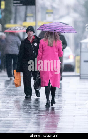 Southport, Merseyside. Am 4. Januar, 2018. UK Wetter: Starker Regen gießt auf Hardy Shopper riskieren in Southport Town Center auf der Suche nach Schnäppchen im traditionellen Januar Vertrieb. Am frühen Morgen Regen wird langsam von Cheshire, Merseyside und Manchester klar, aber hinter dem Regen, eine ganze Reihe von Spitzenkönnern sehr starke Nachmittag Winde werden folgen. Credit: cernan Elias/Alamy leben Nachrichten Stockfoto