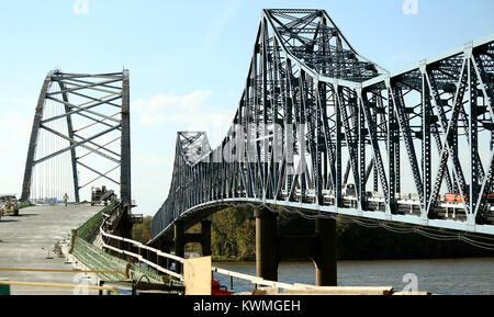 Savanne, Iowa, USA. 21 Okt, 2017. Die neuen und alten Savanne/Sabula Brücke über den Mississippi River, am Samstag, den 21. Oktober 2017, während Bridgefest und die letzte Fahrt. Die alte Brücke ist schiefergedeckt, abgerissen werden, wenn die neue Brücke wird geöffnet. Quelle: John Schultz/Viererkabel - Zeiten/ZUMA Draht/Alamy leben Nachrichten Stockfoto