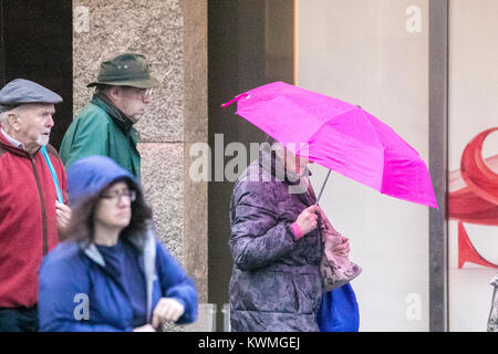 Southport, Merseyside. Am 4. Januar, 2018. UK Wetter: Starker Regen gießt auf Hardy Shopper riskieren in Southport Town Center auf der Suche nach Schnäppchen im traditionellen Januar Vertrieb. Am frühen Morgen Regen wird langsam von Cheshire, Merseyside und Manchester klar, aber hinter dem Regen, eine ganze Reihe von Spitzenkönnern sehr starke Nachmittag Winde werden folgen. Credit: cernan Elias/Alamy leben Nachrichten Stockfoto