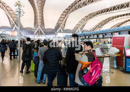 Japan, Kansia Flughafen, Innenraum. Internationaler Abflug Check-in Zone. Warteschlangen von Menschen, vor allem in Asien, noch in am Check-in-Schalter während der langen Zeit nach drei Tag neues Jahr Urlaub. Stockfoto