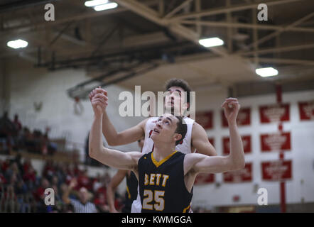 Davenport, Iowa, USA. 8 Dez, 2017. Bettendorf des Devynn Wakefield (25) und Davenport West Brett Erwin (43) Watch ein Schuß im Vorgriff auf eine Erholung im vierten Quartal ihr Spiel an Davenport West High School am Freitag, 8. Dezember 2017. Credit: Andy Abeyta/Viererkabel - Zeiten/ZUMA Draht/Alamy leben Nachrichten Stockfoto