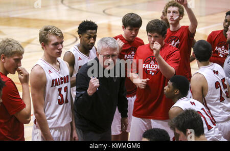 Davenport, Iowa, USA. 8 Dez, 2017. Davenport West Head Coach Markus Lanz spricht mit seinen Spielern während eines Timeout im vierten Quartal ihr Spiel an Davenport West High School am Freitag, 8. Dezember 2017. Credit: Andy Abeyta/Viererkabel - Zeiten/ZUMA Draht/Alamy leben Nachrichten Stockfoto