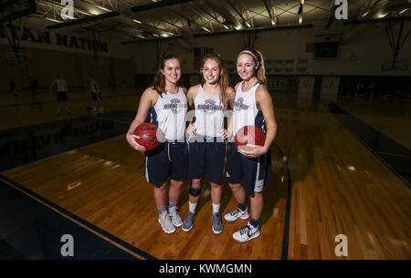 Bettendorf, Iowa, USA. 21 Nov, 2017. Angenehme Senke Seniors Rory Donahue, Links, Kira Arthofer und Ellie Spelhaug Posieren für ein Porträt zusammen vor ihrem Team Praxis bei angenehmen Valley High School in Bettendorf am Dienstag, 21. November 2017. Credit: Andy Abeyta/Viererkabel - Zeiten/ZUMA Draht/Alamy leben Nachrichten Stockfoto