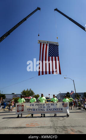 Davenport, Iowa, USA. 5. Sep 2016. Lokale 150 Operating Engineers Pass unter einer Flagge, unter der sie mit Kränen über 15 Avenue für die 33. jährlichen Labor Day Parade in East Moline am Montag, 5. September 2016. Die Parade feiert die lokalen Gewerkschaften, gemeinnützige Organisationen, Unternehmen und gewählte Beamte Unterstützung und Ehre für diejenigen, die Arbeit in der Gemeinschaft zu schaffen, zu zeigen. Credit: Andy Abeyta/Viererkabel - Zeiten/ZUMA Draht/Alamy leben Nachrichten Stockfoto