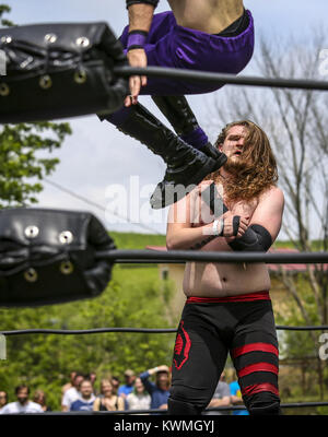 Maquoketa, Iowa, USA. 27 Mai, 2017. Das Scott County Wrestling Vilhelm Amery Klammern durch eine zerstreute Krotch im Ring an Kabeljau Hohlen getreten werden in Maquoketa am Samstag, den 27. Mai 2017. Ein paar hundert Leute, 40 Comedians, fünf musikalischen Taten und ein professionelles Wrestling Team überflutet Kabeljau hohlen Scheune am Freitag und Samstag für die Eröffnungs-spannschloß Festival. Credit: Andy Abeyta, Viererkabel - Zeiten/Viererkabel - Zeiten/ZUMA Draht/Alamy leben Nachrichten Stockfoto