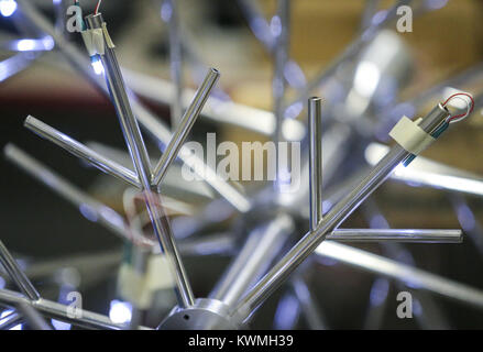 November 2, 2017 - Davenport, Iowa, USA - Eine Nahaufnahme zeigt Aluminiumrohre der Zweige eines Baumes, der in der östlichen Iowa Community Center Blong Technology Center in Davenport am Donnerstag, 2. November 2017. Eine Gruppe aus dem Programm einen Baum und Verzierungen für das Festival der Bäume mit Hilfe im Haus elektrische, Schweißen, 3D-Druck und Bearbeitung für das Projekt. (Bild: © Andy Abeyta/Viererkabel - Zeiten über ZUMA Draht) Stockfoto