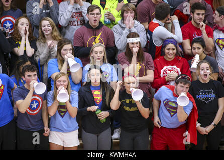 Davenport, Iowa, USA. 8 Dez, 2017. Davenport West Fans versuchen, eine Bettendorf Spieler abzulenken, während eines freien Im ersten Quartal ihr Spiel an Davenport West High School am Freitag, 8. Dezember 2017 werfen. Credit: Andy Abeyta/Viererkabel - Zeiten/ZUMA Draht/Alamy leben Nachrichten Stockfoto