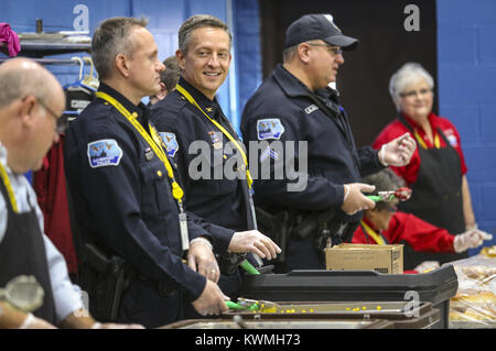 Davenport, Iowa, USA. 15 Nov, 2017. Davenport Polizeichef Paul Sikorski lächelt seine Offiziere an der Hickory Grove Campus der Behinderten Entwicklungszentrum in Davenport am Mittwoch, den 15. November 2017. Die Davenport Police Association feierte der Geist der Danksagung für Kunden und Mitarbeiter an die Behinderten Development Center Credit: Andy Abeyta/Viererkabel - Zeiten/ZUMA Draht/Alamy leben Nachrichten Stockfoto