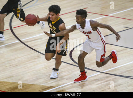 Davenport, Iowa, USA. 8 Dez, 2017. Bettendorf von K. Karton (13) nach unten läuft Gericht verfolgt von Davenport West Malik Westerfield (2) Im zweiten Quartal ihr Spiel an Davenport West High School am Freitag, 8. Dezember 2017. Credit: Andy Abeyta/Viererkabel - Zeiten/ZUMA Draht/Alamy leben Nachrichten Stockfoto