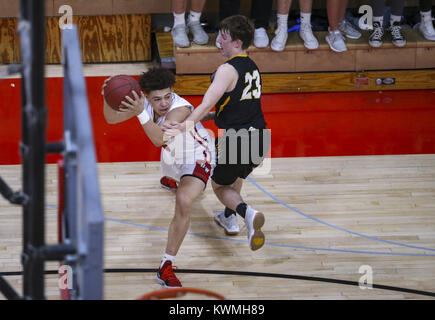 Davenport, Iowa, USA. 8 Dez, 2017. Davenport West Jalen Smith (5) sieht für einen Mannschaftskameraden unter Druck von Bettendorf ist Trevor Feller (23) im dritten Quartal ihr Spiel an Davenport West High School am Freitag, 8. Dezember 2017. Credit: Andy Abeyta/Viererkabel - Zeiten/ZUMA Draht/Alamy leben Nachrichten Stockfoto