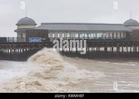 Sturm Eleanor rast auf in der Küstenstadt Hastings Großbritannien Stockfoto