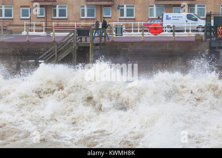 Sturm Eleanor rast auf mit Wellen auf den Strand in der Küstenstadt Hastings Großbritannien Stockfoto