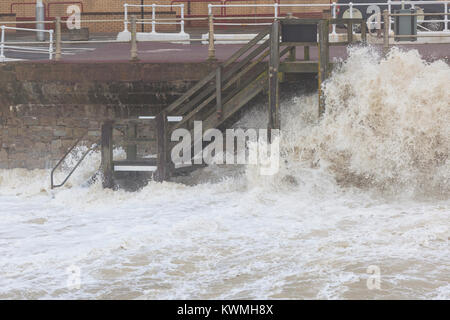 Sturm Eleanor rast auf in der Küstenstadt Hastings Großbritannien Stockfoto