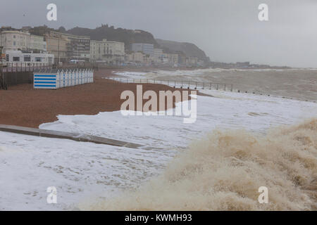 Sturm Eleanor rast auf in der Küstenstadt Hastings Großbritannien Stockfoto