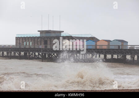 Sturm Eleanor rast auf in der Küstenstadt Hastings Großbritannien Stockfoto