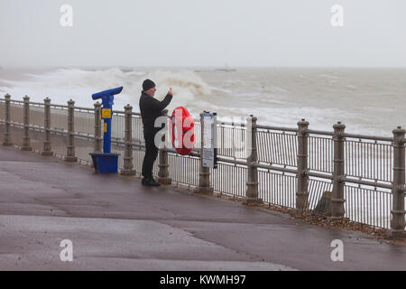 Sturm Eleanor rast auf in der Küstenstadt Hastings Großbritannien Stockfoto