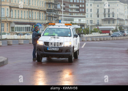 Hastings, East Sussex, UK. 4. Januar 2018. Die Ebbe hat in und das Meer tobt und große Wellen über den Hastings Pier und die Promenade. Windgeschwindigkeiten haben abgeholt und Böen von über 45 mph werden später am Nachmittag erwartet. Das Met Office haben einen gelben Wetter Warnung für Hastings, London und in den Südosten Englands. Ein vorland Patrouille ist. Foto: Paul Lawrenson/Alamy leben Nachrichten Stockfoto