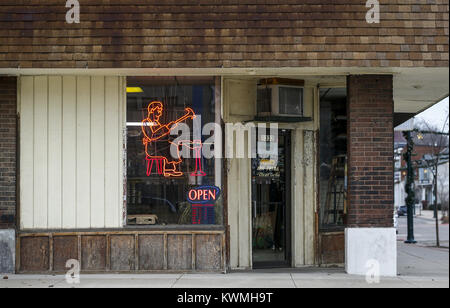 Moline, Iowa, USA. 28 Dez, 2016. Einer Leuchtreklame zurück dating mindestens bis 1953 wird im Fenster am Schuh Krankenhaus in Moline am Mittwoch, 28. Dezember 2016 gesehen. Während Eigentümer Glen Delveau hat nur hatte der Shop 19 Jahre, der Ort hat mehrere Schuh Handwerker vor ihm statt. Credit: Andy Abeyta/Viererkabel - Zeiten/ZUMA Draht/Alamy leben Nachrichten Stockfoto