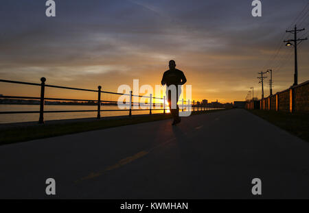 Davenport, Iowa, USA. 27 Nov, 2017. Ein Läufer joggt der Riverfront Trail entlang des Mississippi River in Davenport am Montag, den 27. November 2017. Credit: Andy Abeyta/Viererkabel - Zeiten/ZUMA Draht/Alamy leben Nachrichten Stockfoto