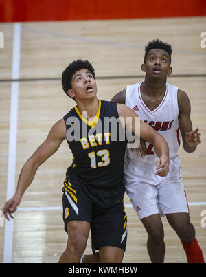 Davenport, Iowa, USA. 8 Dez, 2017. Bettendorf von K. Karton (13) und Davenport West Malik Westerfield (2) Watch ein Schuß im Vorgriff auf eine Erholung im ersten Quartal ihr Spiel an Davenport West High School am Freitag, 8. Dezember 2017. Credit: Andy Abeyta/Viererkabel - Zeiten/ZUMA Draht/Alamy leben Nachrichten Stockfoto