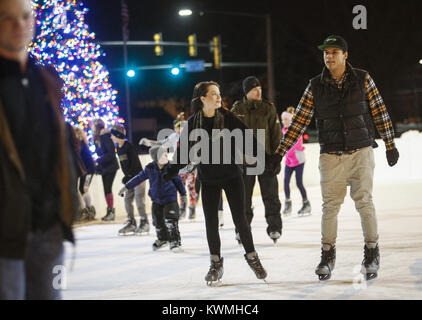 Bettendorf, Iowa, USA. 22 Dez, 2016. Nikki Dets von Bettendorf und Jake Maxwell von Davenport skate Halten die Hände am Eislaufplatz im Freien bei Frozen Landung in Bettendorf am Donnerstag, 22. Dezember 2016. Skater aus der Abbildung Eislauf Club der Quad Cities nahm, um das Eis zu Viele in Urlaub Kostüme für ein Flash Mob stil Leistung. Credit: Andy Abeyta/Viererkabel - Zeiten/ZUMA Draht/Alamy leben Nachrichten Stockfoto