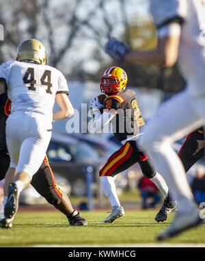 Rock Island, Iowa, USA. 12 Nov, 2016. Rock Island quarterback Alek Jacobs (2) Fällt im zweiten Quartal ihre 6A Viertelfinale Spiel bei Rock Island High School am Samstag, 12. November 2016 übergeben werden. Rock Island fiel zu Sacred Heart-Griffin, 56-13. Credit: Andy Abeyta/Viererkabel - Zeiten/ZUMA Draht/Alamy leben Nachrichten Stockfoto