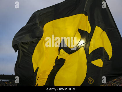 Iowa City, Iowa, USA. 25 Nov, 2016. Ein Hawkeye Flag wird nach einem Touchdown im dritten Quartal ihr Spiel gegen den Nebraska Cornhuskers am Kinnick Stadium in Iowa City am Freitag, 25. November 2016 gesehen. Credit: Andy Abeyta/Viererkabel - Zeiten/ZUMA Draht/Alamy leben Nachrichten Stockfoto