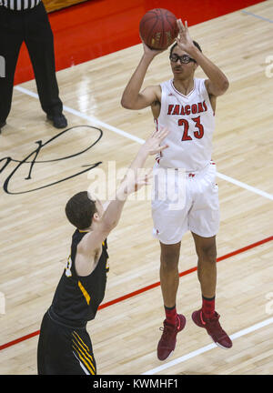 Davenport, Iowa, USA. 8 Dez, 2017. Davenport West Trey Sampson (23) nimmt einen Schuß über Bettendorf des Devynn Wakefield (25) im dritten Quartal ihr Spiel an Davenport West High School am Freitag, 8. Dezember 2017. Credit: Andy Abeyta/Viererkabel - Zeiten/ZUMA Draht/Alamy leben Nachrichten Stockfoto