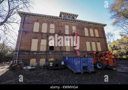 Davenport, Iowa, USA. 15 Nov, 2017. Das alte Schulgebäude in Buchanan 2104 W. 6th Street in Davenport am Mittwoch, den 15. November 2017. Entwickler Chris Ales Pläne, das Gebäude in 18 Senior Living Apartments mit einem projektabschluss Datum der 30. September 2018 zu drehen. Credit: Andy Abeyta/Viererkabel - Zeiten/ZUMA Draht/Alamy leben Nachrichten Stockfoto