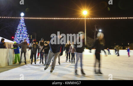 Bettendorf, Iowa, USA. 22 Dez, 2016. Schlittschuhläufer aller Könnensstufen genießen Sie eine wärmere Nacht im Freien Eislaufbahn bei Frozen Landung in Bettendorf am Donnerstag, 22. Dezember 2016. Skater aus der Abbildung Eislauf Club der Quad Cities nahm, um das Eis zu Viele in Urlaub Kostüme für ein Flash Mob stil Leistung. Credit: Andy Abeyta/Viererkabel - Zeiten/ZUMA Draht/Alamy leben Nachrichten Stockfoto