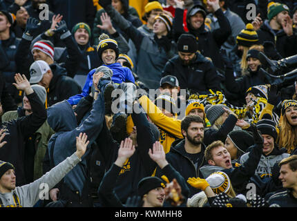 Iowa City, Iowa, USA. 25 Nov, 2016. Ein junger Fan ist in der Schüler Abschnitt Im zweiten Quartal ihr Spiel gegen den Nebraska Cornhuskers am Kinnick Stadium in Iowa City am Freitag, 25. November 2016. Credit: Andy Abeyta/Viererkabel - Zeiten/ZUMA Draht/Alamy leben Nachrichten Stockfoto