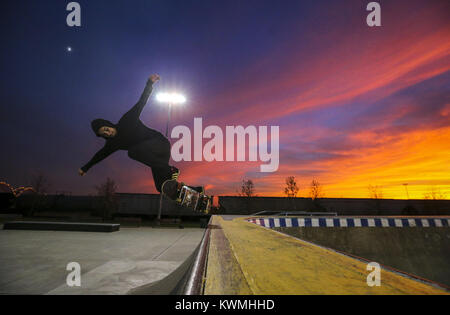 Davenport, Iowa, USA. 27 Nov, 2017. Kaleb Bentley, 18, von Davenport hat eine Rückseite Katastrophe auf einem Viertel am Davenport Skatepark wie die Sonne am Montag, den 27. November 2017 setzt. Credit: Andy Abeyta/Viererkabel - Zeiten/ZUMA Draht/Alamy leben Nachrichten Stockfoto