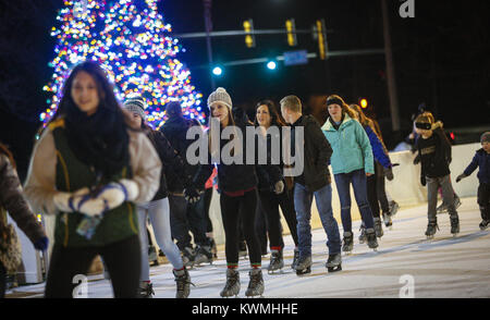 Bettendorf, Iowa, USA. 22 Dez, 2016. Schlittschuhläufer aller Könnensstufen genießen Sie eine wärmere Nacht im Freien Eislaufbahn bei Frozen Landung in Bettendorf am Donnerstag, 22. Dezember 2016. Skater aus der Abbildung Eislauf Club der Quad Cities nahm, um das Eis zu Viele in Urlaub Kostüme für ein Flash Mob stil Leistung. Credit: Andy Abeyta/Viererkabel - Zeiten/ZUMA Draht/Alamy leben Nachrichten Stockfoto