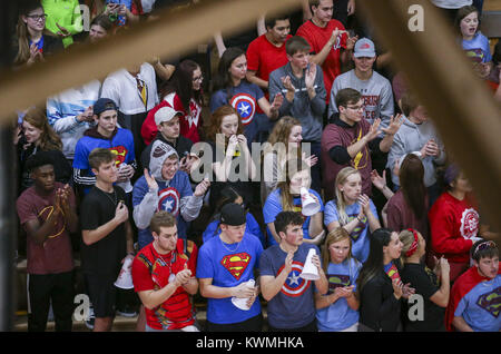 Davenport, Iowa, USA. 8 Dez, 2017. Davenport West Fans jubeln für Ihre Mannschaft im dritten Quartal ihr Spiel an Davenport West High School am Freitag, 8. Dezember 2017. Credit: Andy Abeyta/Viererkabel - Zeiten/ZUMA Draht/Alamy leben Nachrichten Stockfoto