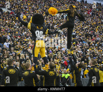 Iowa City, Iowa, USA. 25 Nov, 2016. Herky führt für die Menge mit Cheerleadern im zweiten Quartal ihr Spiel gegen den Nebraska Cornhuskers am Kinnick Stadium in Iowa City am Freitag, 25. November 2016. Credit: Andy Abeyta/Viererkabel - Zeiten/ZUMA Draht/Alamy leben Nachrichten Stockfoto