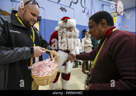 Davenport, Iowa, USA. 15 Nov, 2017. Social Media Koordinator Owen Farrell und Santa Claus besuchen Sie Kunden an der Hickory Grove Campus der Behinderten Entwicklungszentrum in Davenport am Mittwoch, den 15. November 2017. Die Davenport Police Association feierte der Geist der Danksagung für Kunden und Mitarbeiter an die Behinderten Development Center Credit: Andy Abeyta/Viererkabel - Zeiten/ZUMA Draht/Alamy leben Nachrichten Stockfoto