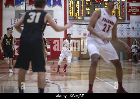 Davenport, Iowa, USA. 8 Dez, 2017. Davenport West Kenny Clay (21) blickt auf eine offene Mannschaftskamerad im vierten Quartal ihr Spiel an Davenport West High School am Freitag, 8. Dezember 2017 zu übermitteln. Credit: Andy Abeyta/Viererkabel - Zeiten/ZUMA Draht/Alamy leben Nachrichten Stockfoto