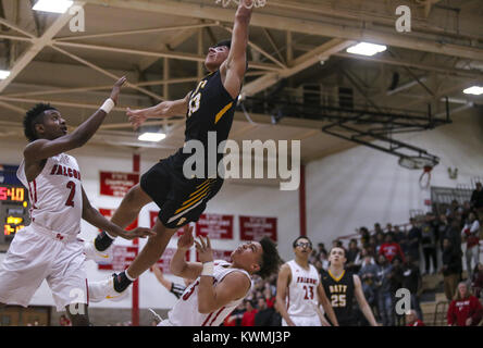 Davenport, Iowa, USA. 8 Dez, 2017. Bettendorf's Desi Karton (13) ist ein Trinkgeld in der Luft nach einer Kollision mit Davenport West Malik Westerfield (2) und Jalen Smith (5) Kurz pausieren das Spiel im vierten Quartal in Davenport West High School am Freitag, 8. Dezember 2017. Credit: Andy Abeyta/Viererkabel - Zeiten/ZUMA Draht/Alamy leben Nachrichten Stockfoto